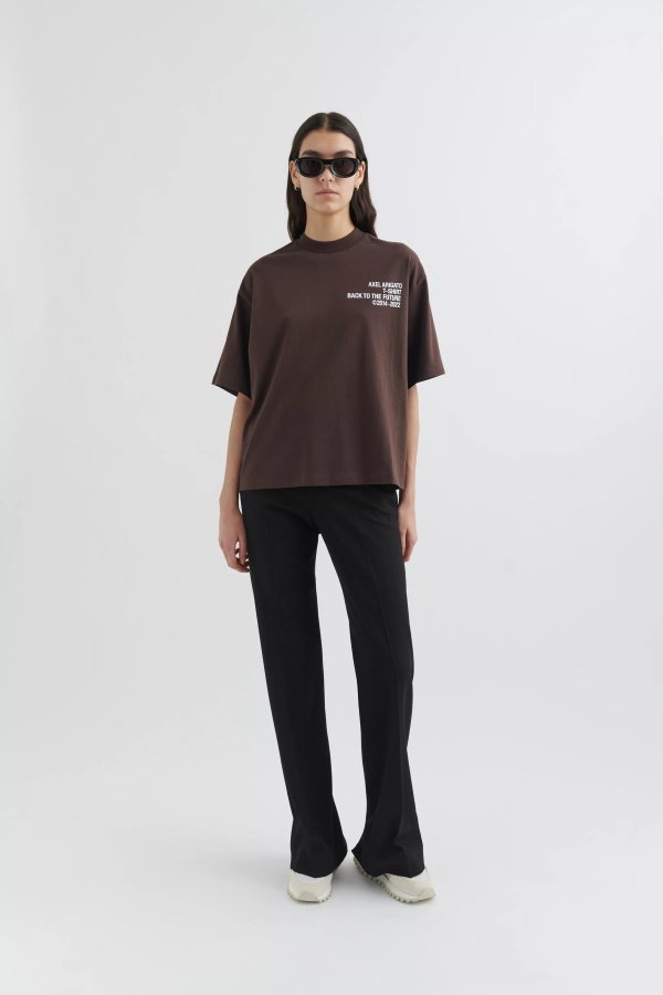 Aikakauden T-paita Axel Arigato Tummanruskea