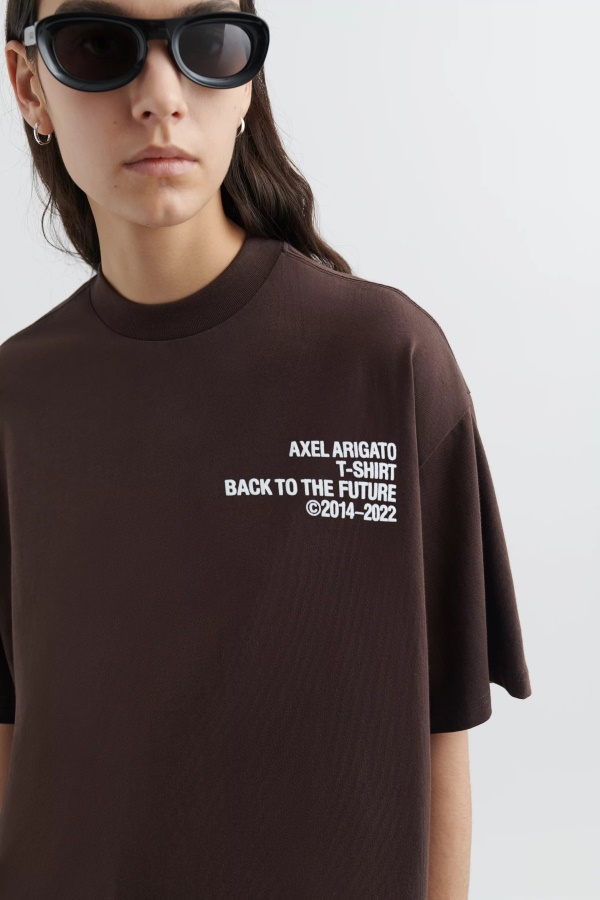 Aikakauden T-paita Axel Arigato Tummanruskea