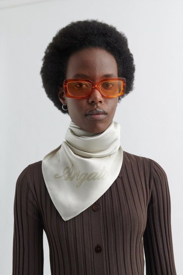 Allekirjoitus Silkkihuivi Axel Arigato Kookosmaito Mantelimaito