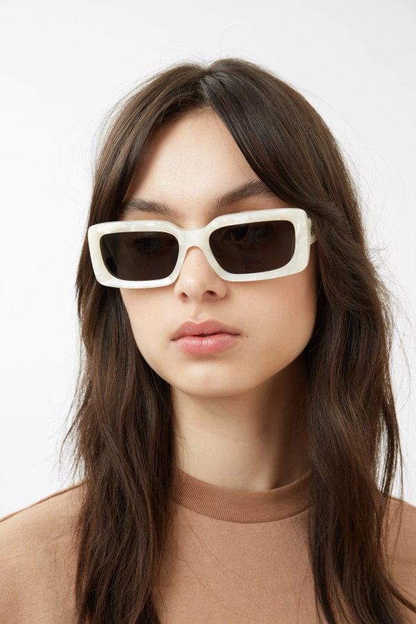 Axel Arigato Norsunluun Haalistuneet Ruskeat Areenan Suorakaiteen Muotoiset Aurinkolasit