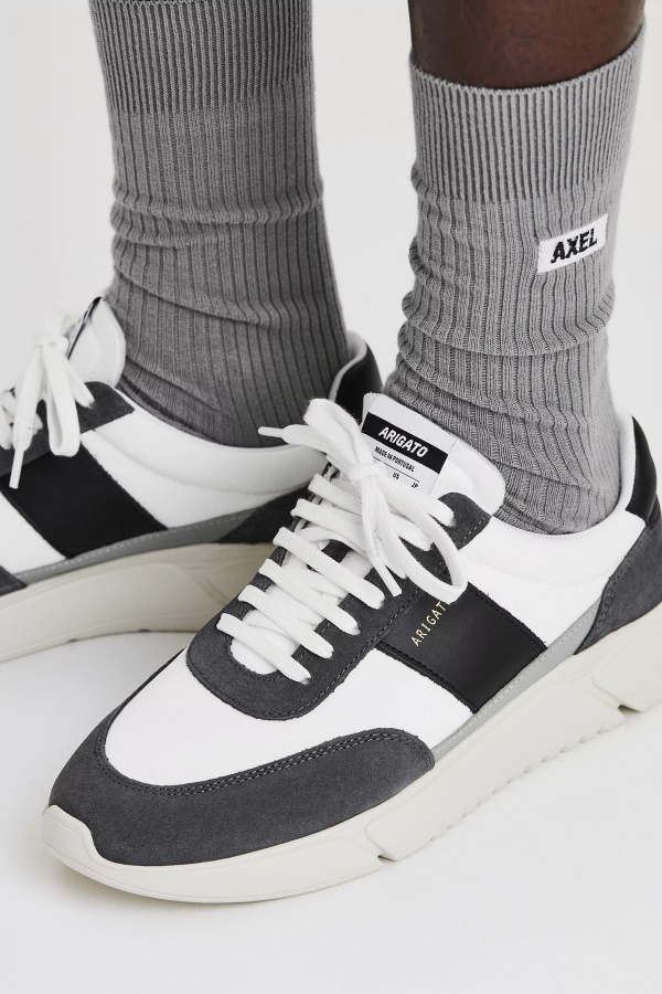 Axel Arigato Tummanharmaa Valkoinen Musta Genesis Vintage Runner