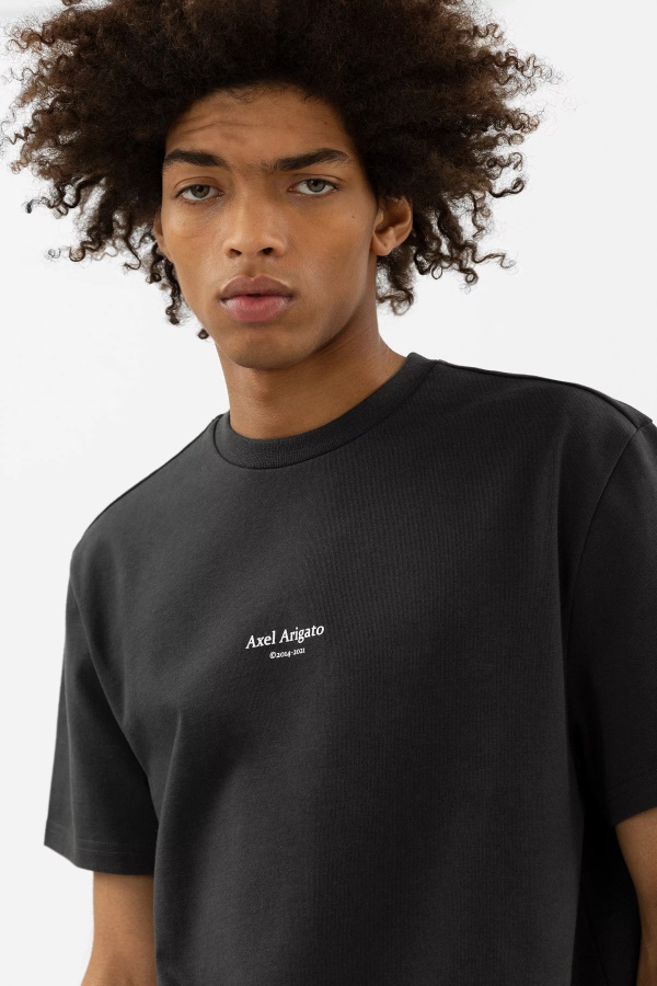 Fokus Logo T-paita Axel Arigato Haalistunut Musta