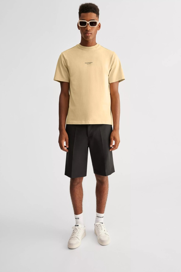 Fokus Logo T-paita Luonnonkeltainen Axel Arigato