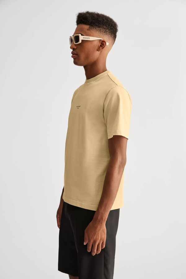 Fokus Logo T-paita Luonnonkeltainen Axel Arigato