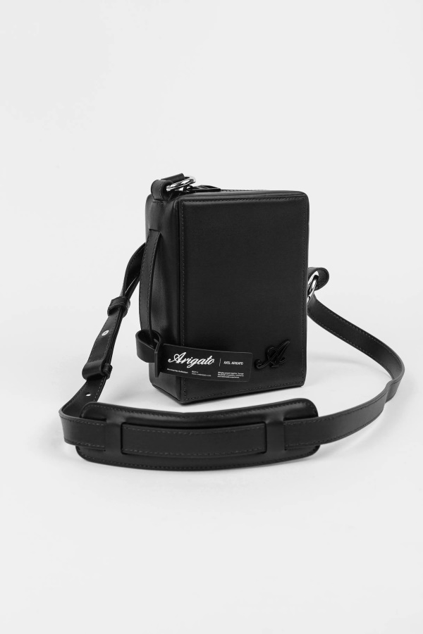 Kuutiomainen Nahkatasku Musta Axel Arigato