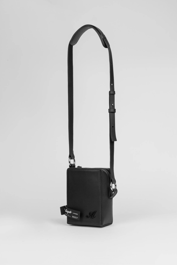 Kuutiomainen Nahkatasku Musta Axel Arigato