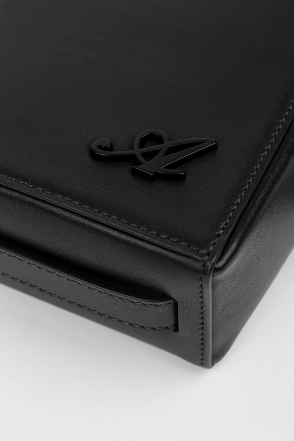 Kuutiomainen Nahkatasku Musta Axel Arigato