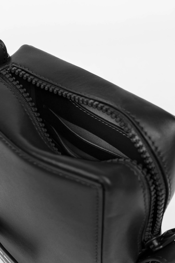 Kuutiomainen Nahkatasku Musta Axel Arigato