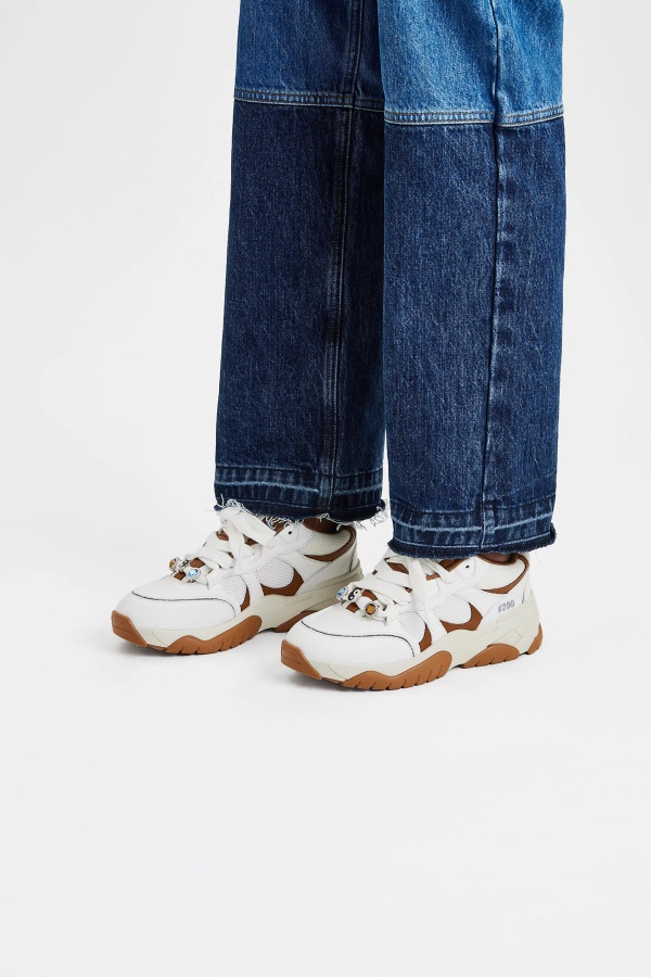 Monni Lo Valkoinen Kameli Axel Arigato