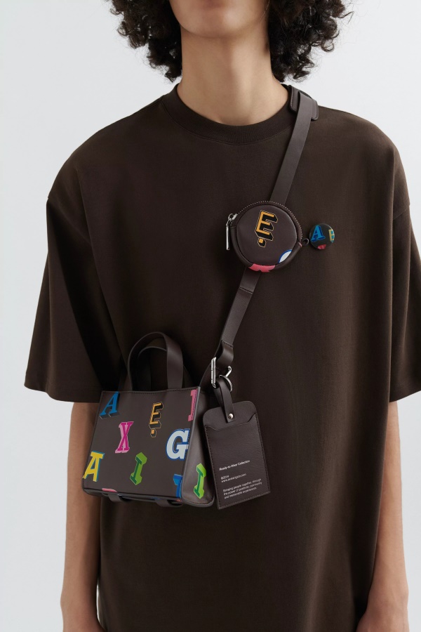 Ominaisuus Monogrammi Nahkalaukku Tummanruskea Axel Arigato