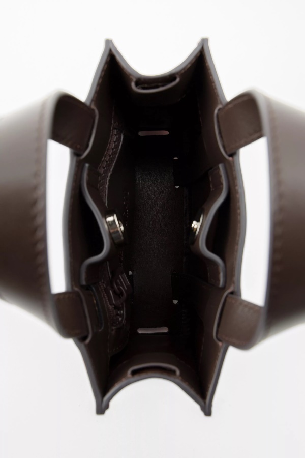 Ominaisuus Monogrammi Nahkalaukku Tummanruskea Axel Arigato