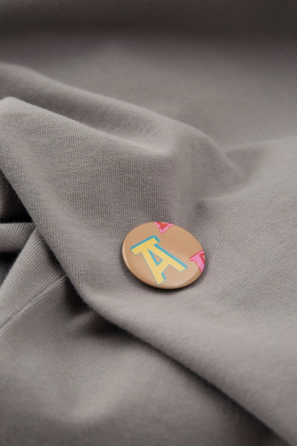Pyöreä Arigato Pin Kameli Beige Akseli Arigato